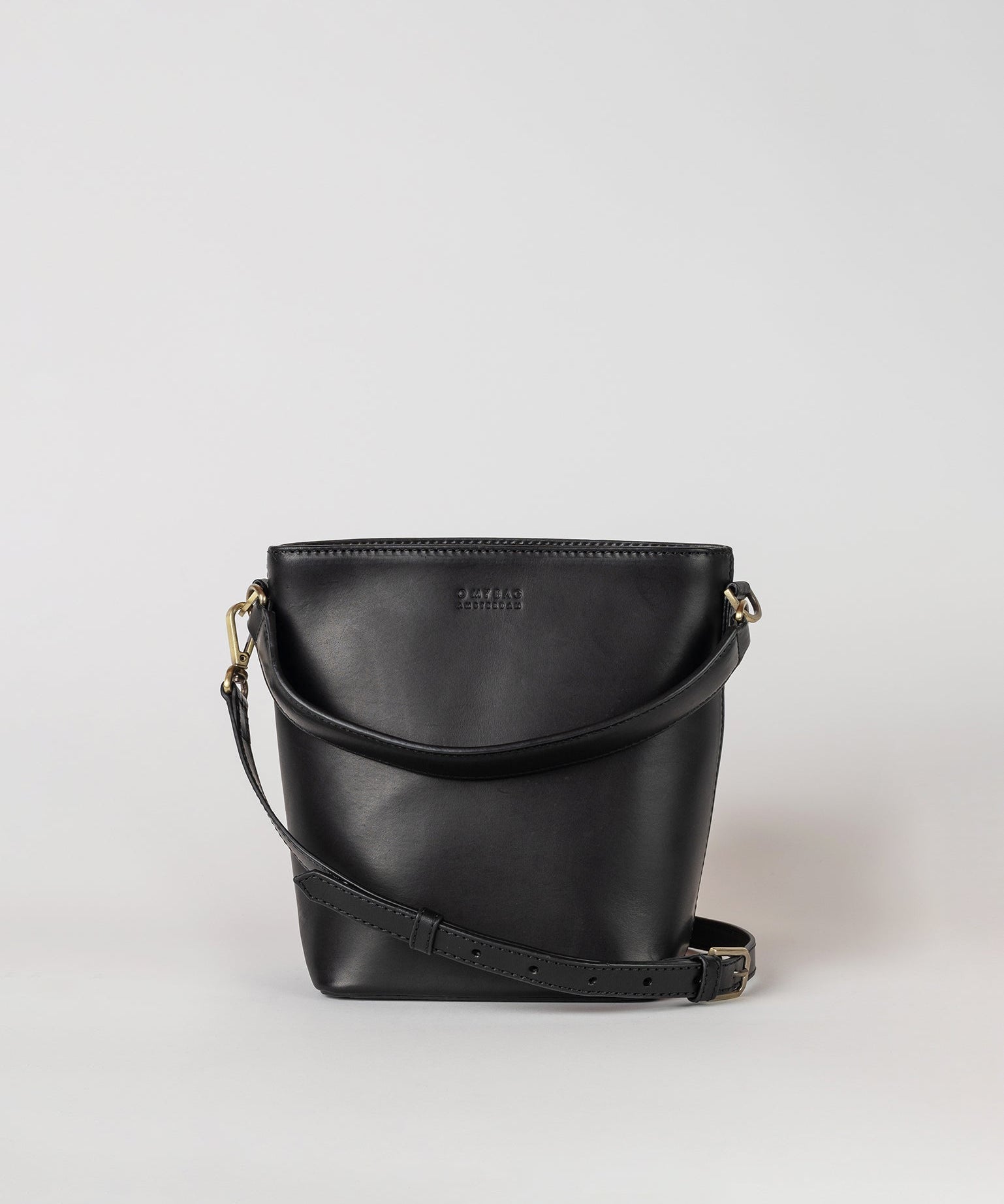 Bobbibucketbag_midi_black_classic_leatherstrap_front.jpg