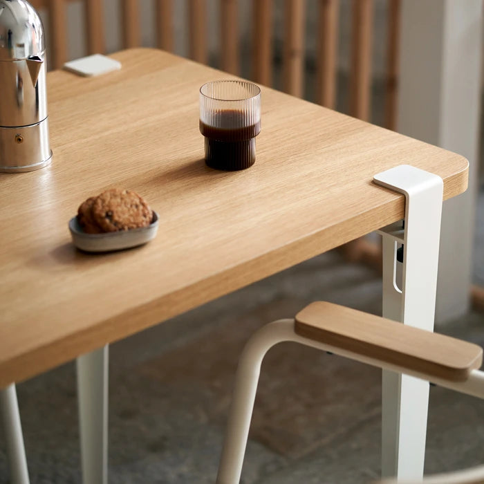 Tiptoe bureau