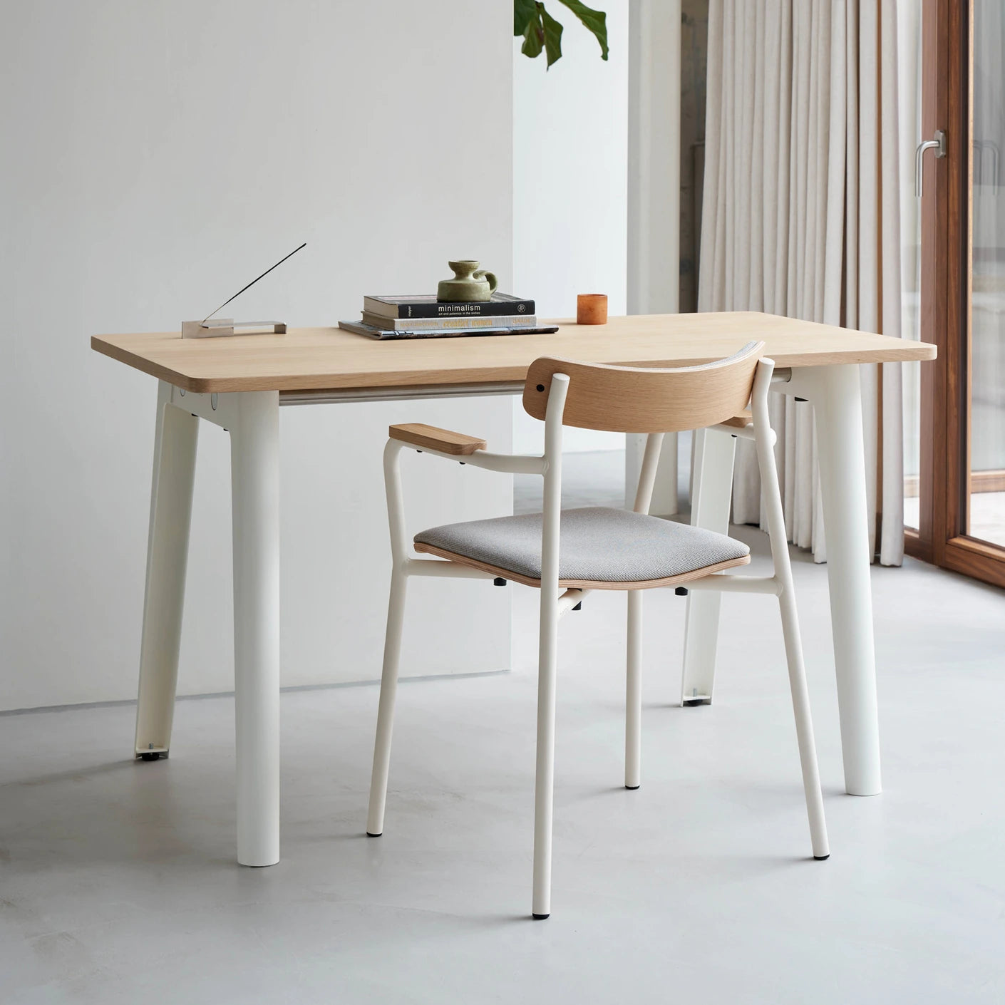 Etude - stoel met armleuningen en stof