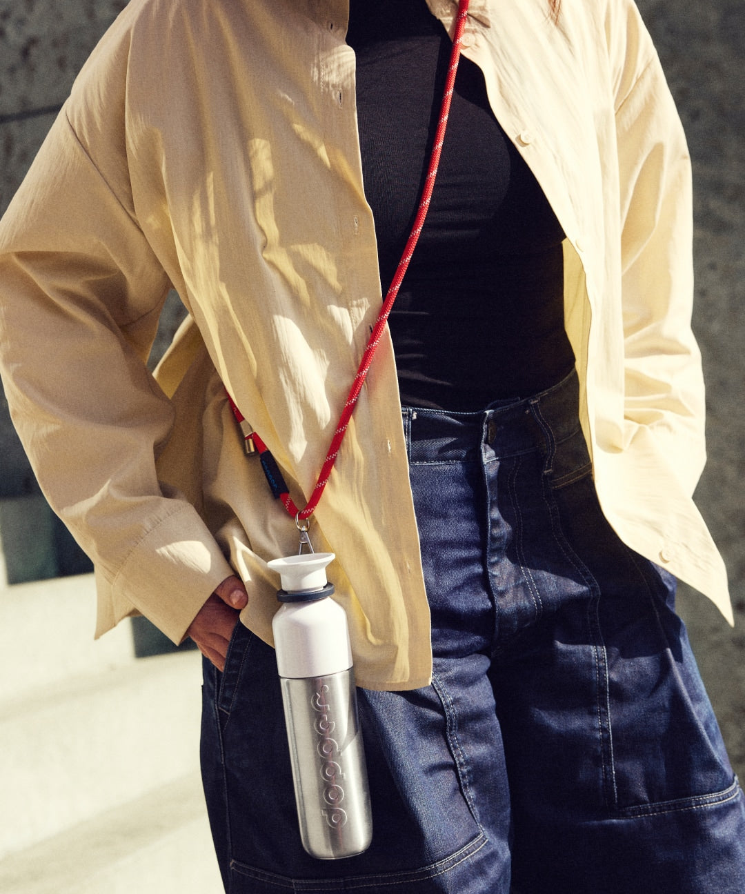 7443_Dopper_Cord_Silver_Red_Lifestyle_Outdoor_1080x1920_c859f5fe-fe4d-48f1-8e85-e10108290e8d.jpg