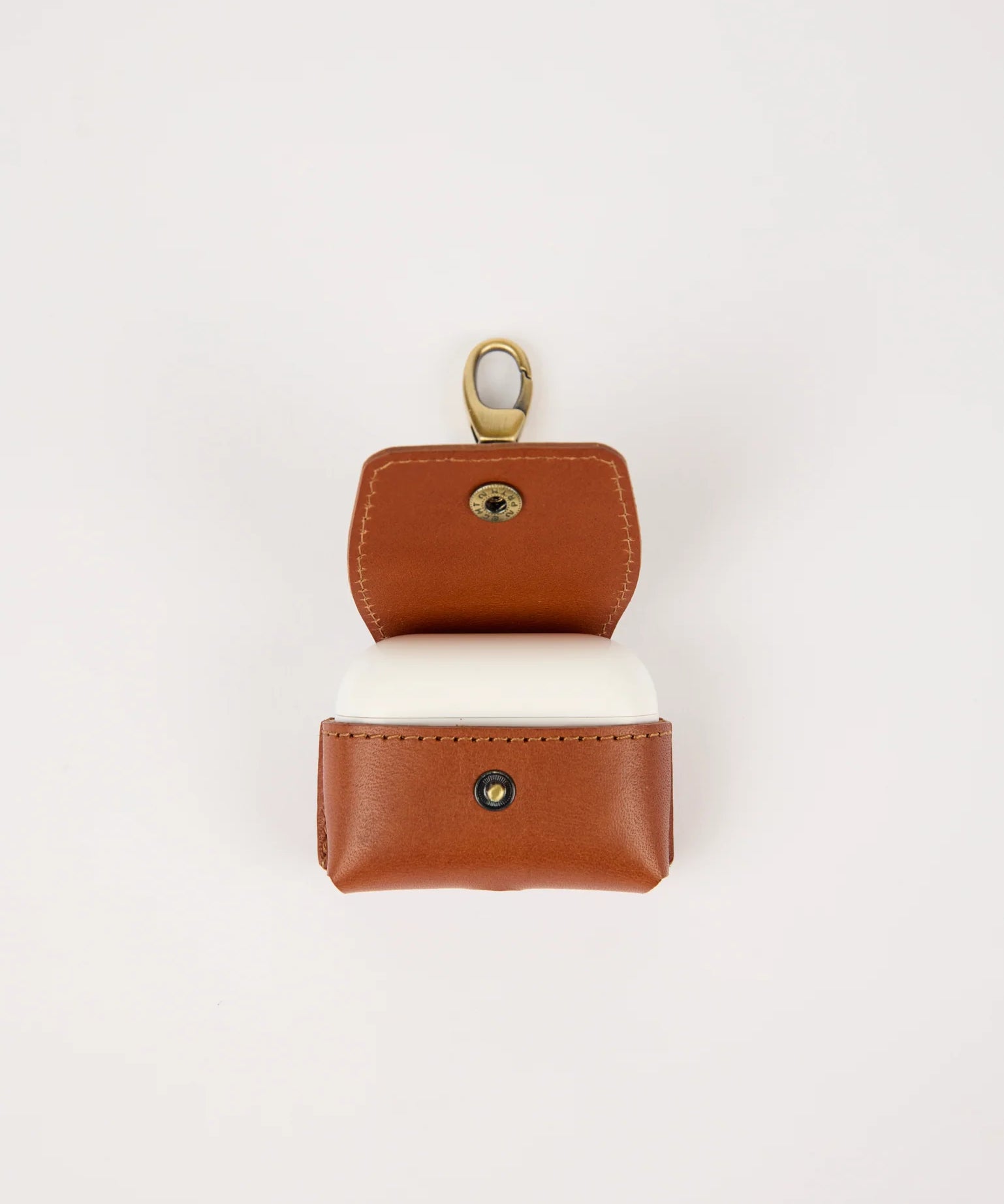 Airpod-Case-Cognac-Classic-Leather-Inside-2.webp