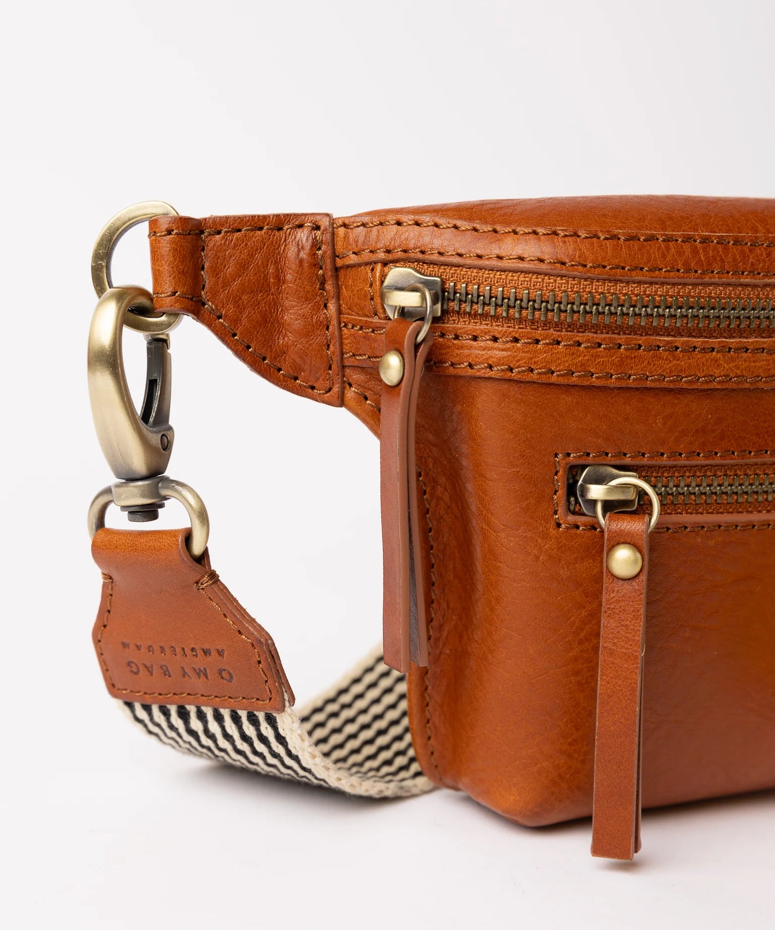 Becks-Bum-Bag-Cognac-Stromboli-Leather-Detail.webp