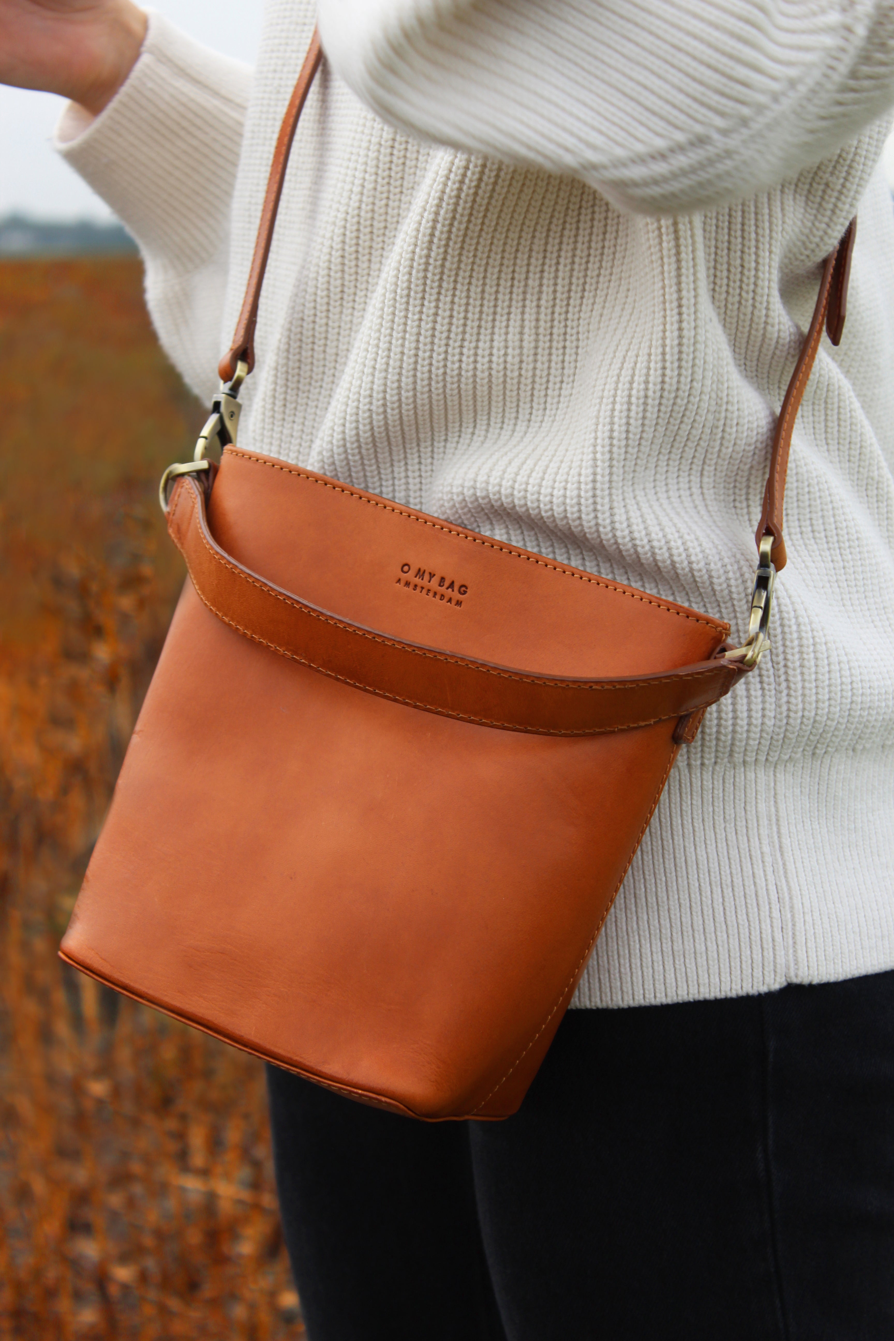 Bobbi Bucket bag midi - cognac