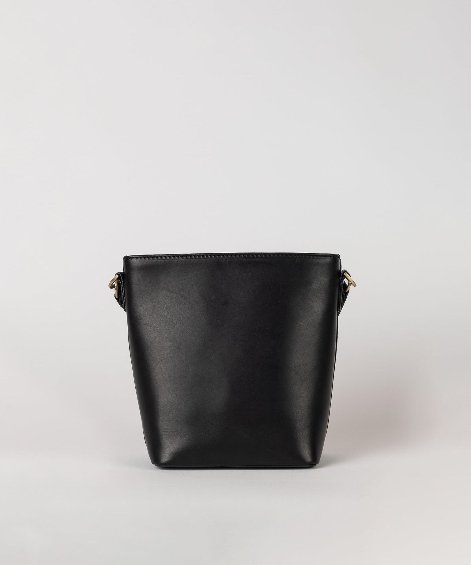 Bobbibucketbag_midi_black_classic_back.jpg