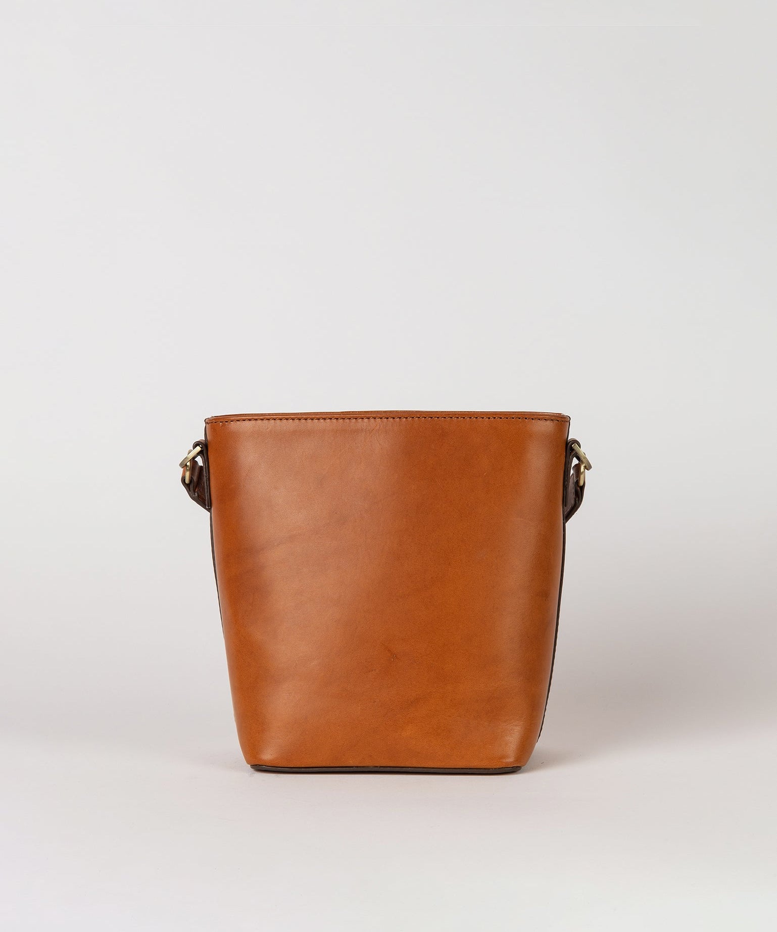 Bobbibucketbag_midi_cognac_classic_back.jpg