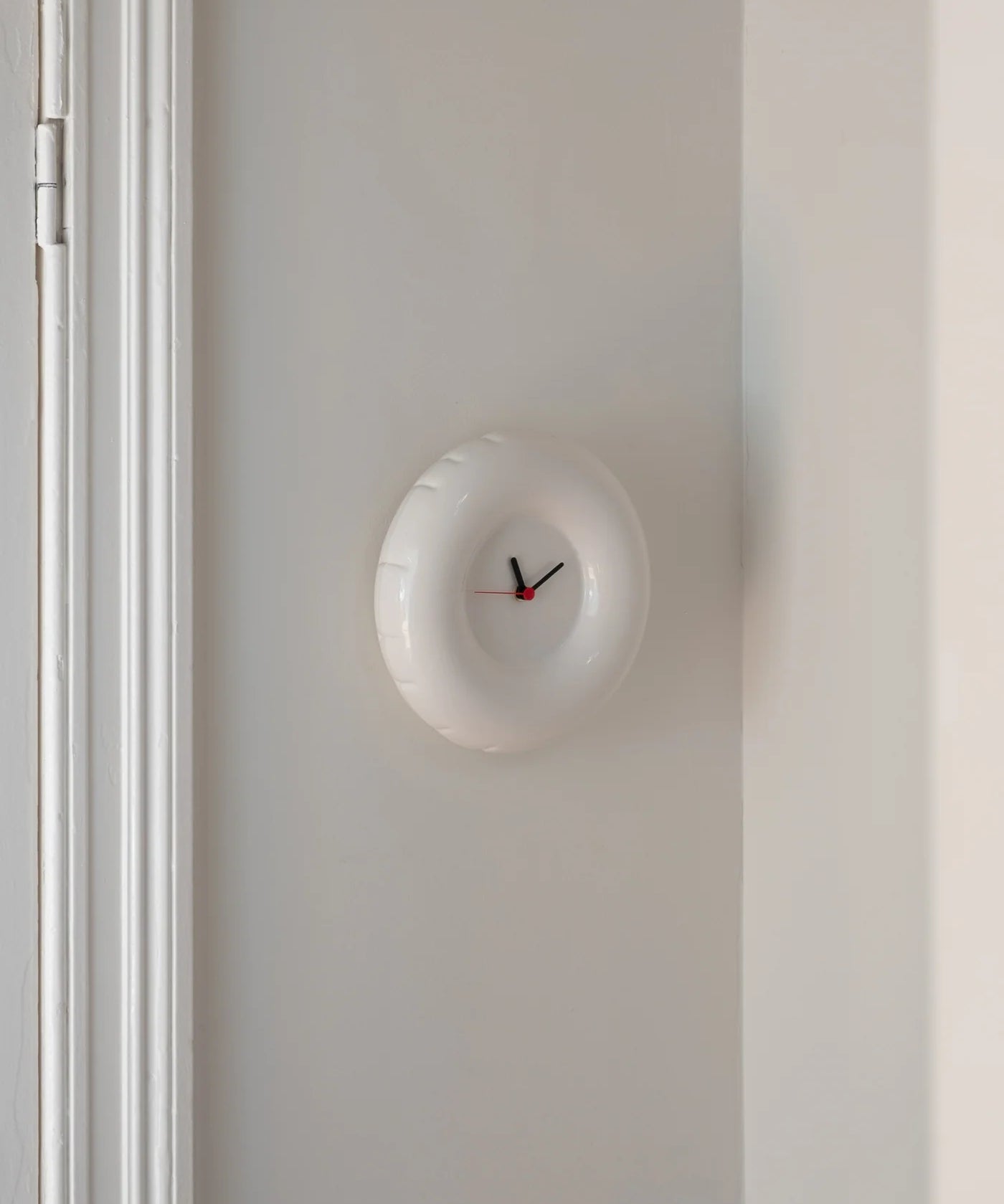 Bone_Gloss_Clock_Holly_Home_Studyo_05.webp