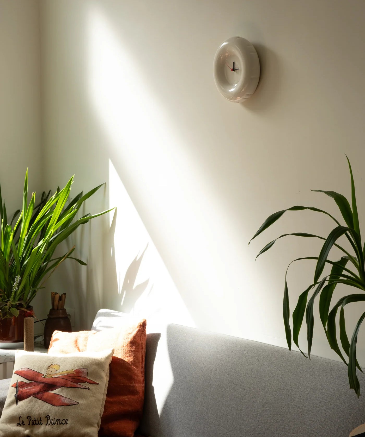 Bone_Gloss_Clock_Holly_Home_Studyo_08.webp