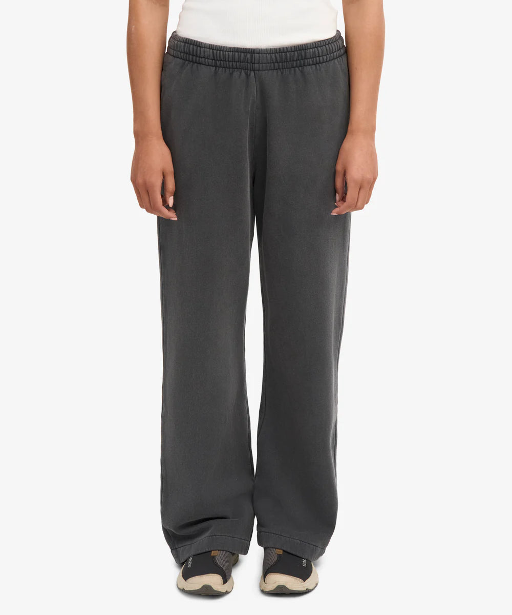 CS1018_Organic-Straight-Leg-Sweatpants_Faded-Black_Female_3.webp