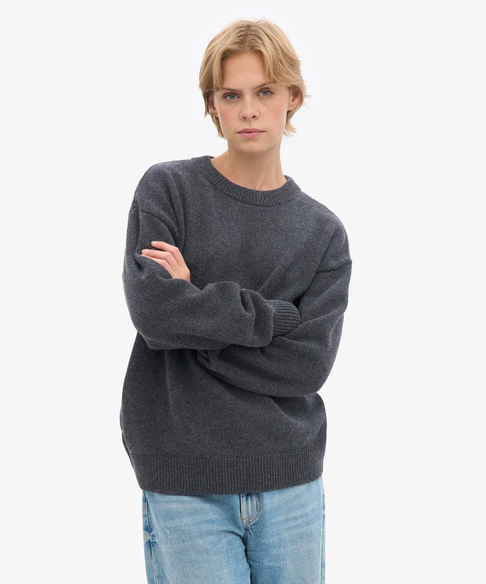 CS5088_Oversized-Merino-Wool-Crew_Lava-Grey_Female_6.webp