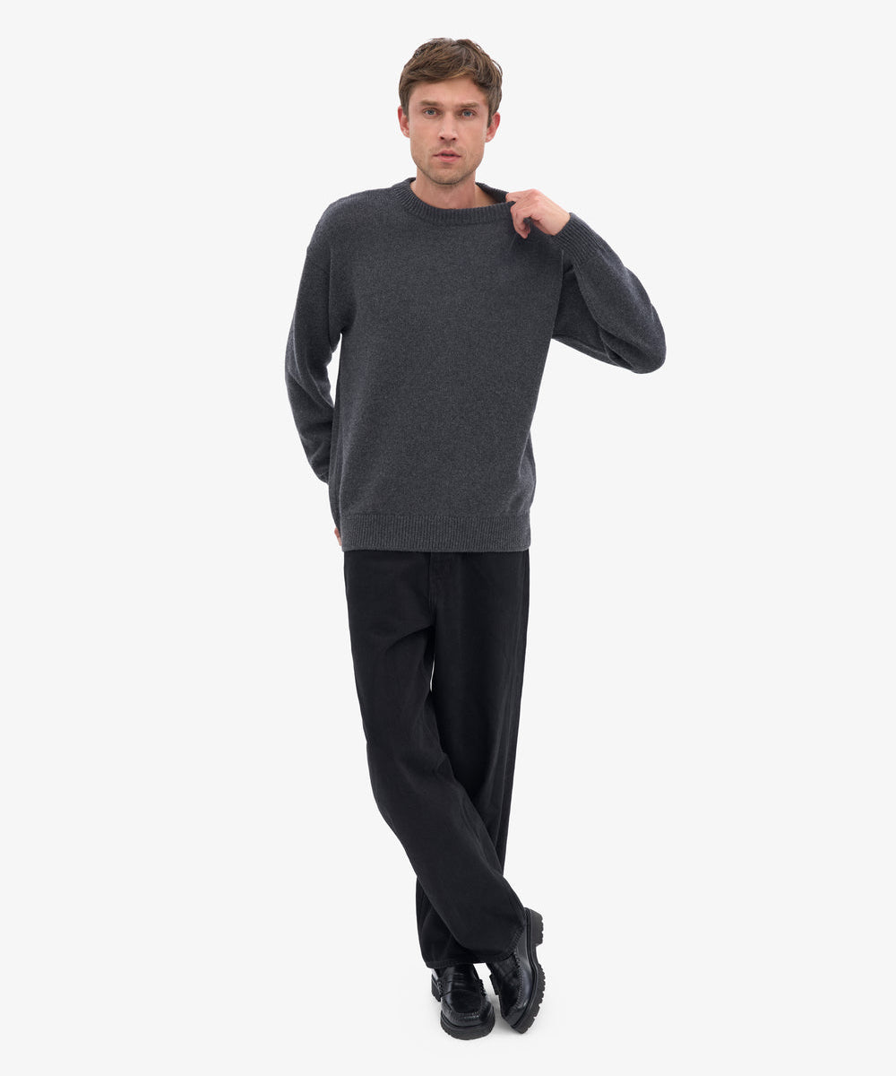 CS5088_Oversized-Merino-Wool-Crew_Lava-Grey_Male_5.jpg