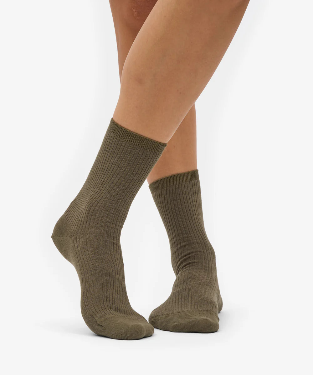 CS6002_Women-Classic-Organic-Sock_Dusty-Olive_0072_1.webp