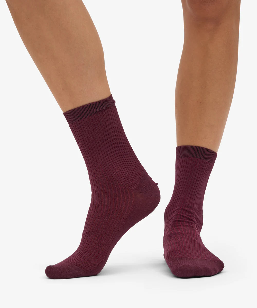 CS6002_Women-Classic-Organic-Sock_Oxblood-Red_0083_1.webp