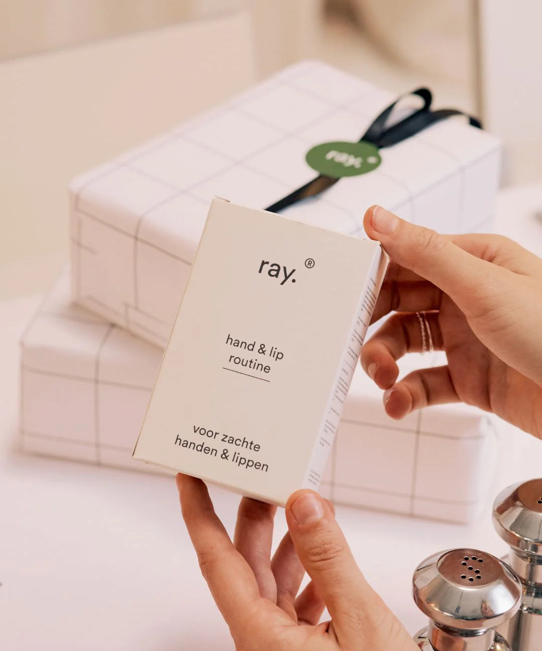 Giftset_hand_lip_gesloten_1200x_70d1eb9c-67a8-47bf-9cf4-0d753722f655.webp