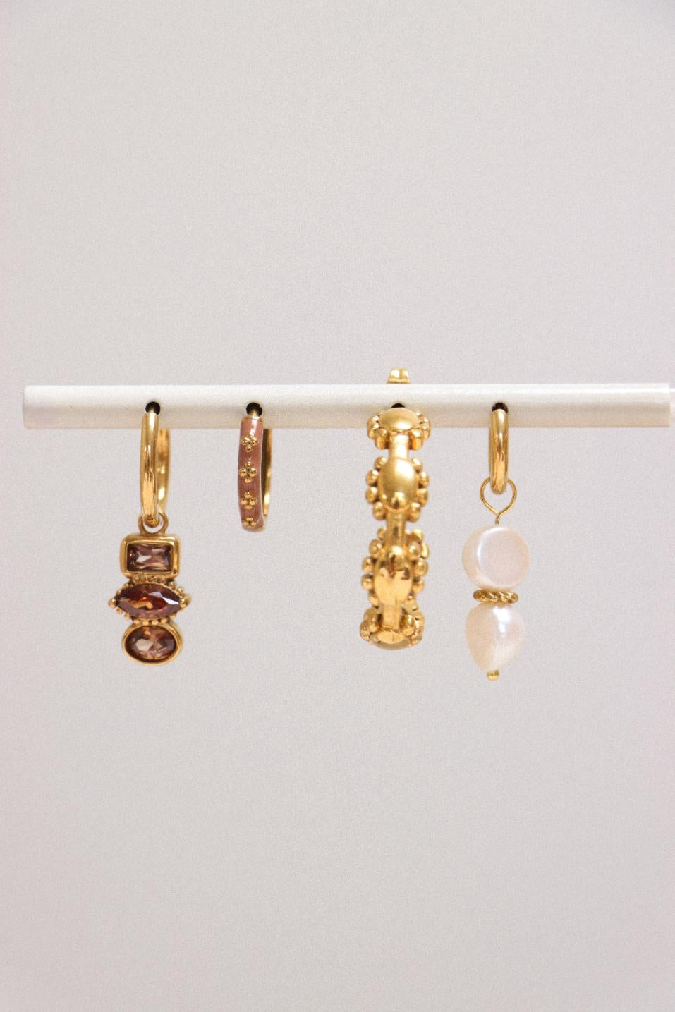 Belle pearl hoop - oorbel