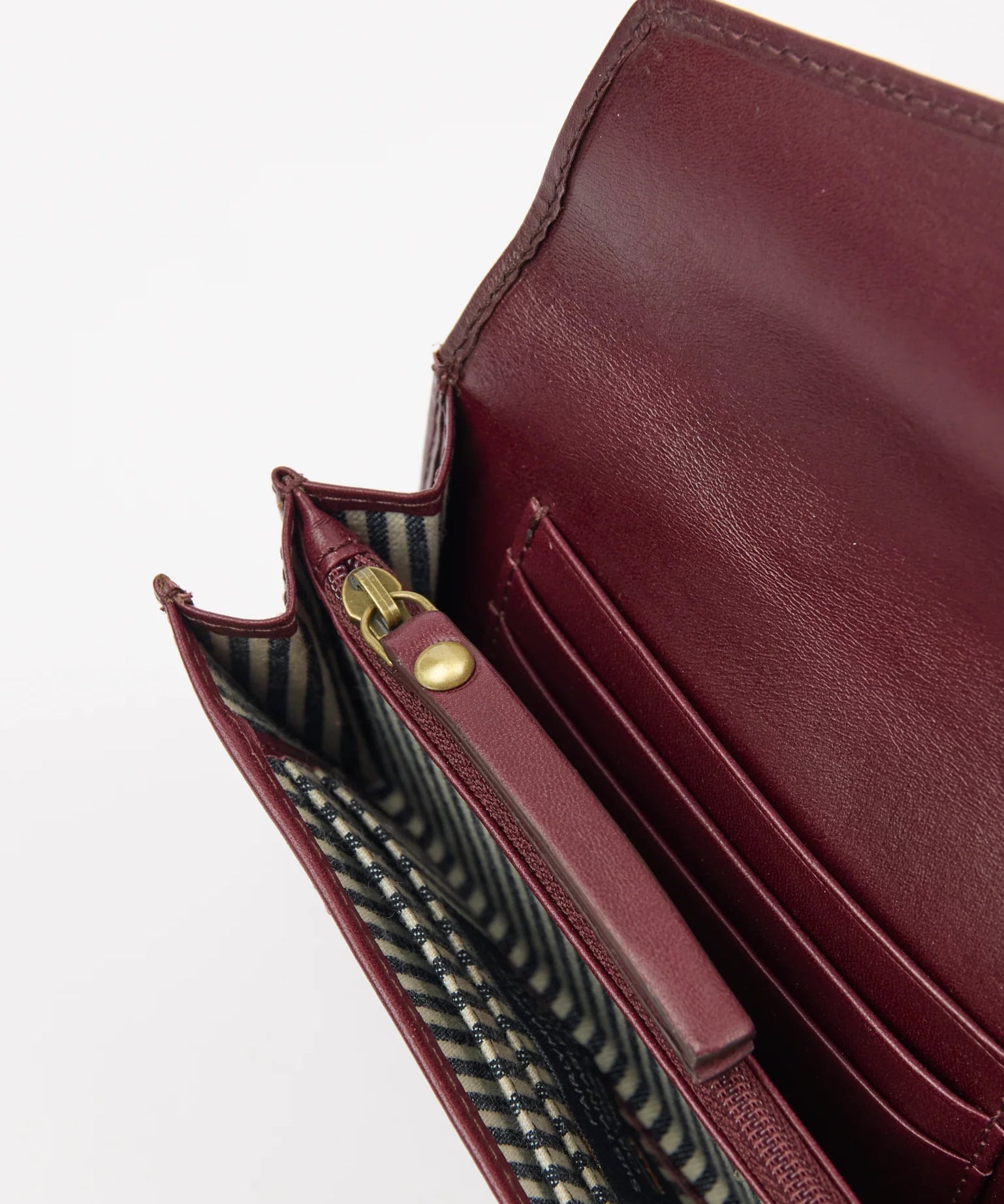 Jo_s-Purse-Dark-Cherry-Classic-Leather-Inside.webp