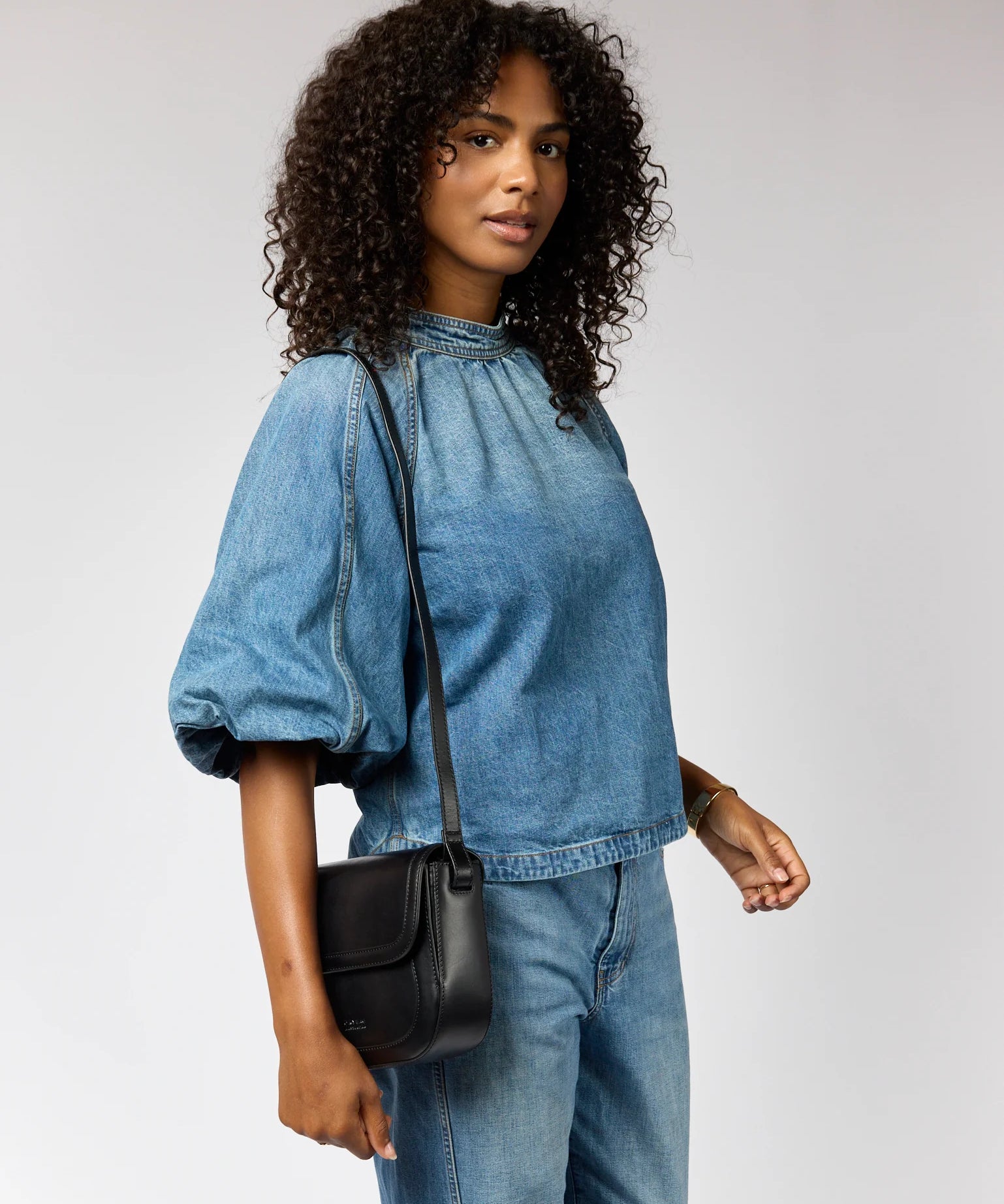 Nina-Black-Ecom-Model3.webp