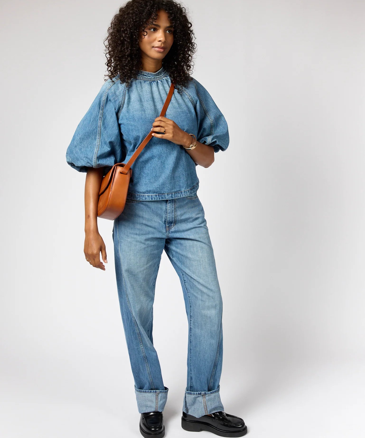 Nina-Cognac-Ecom-Model.webp