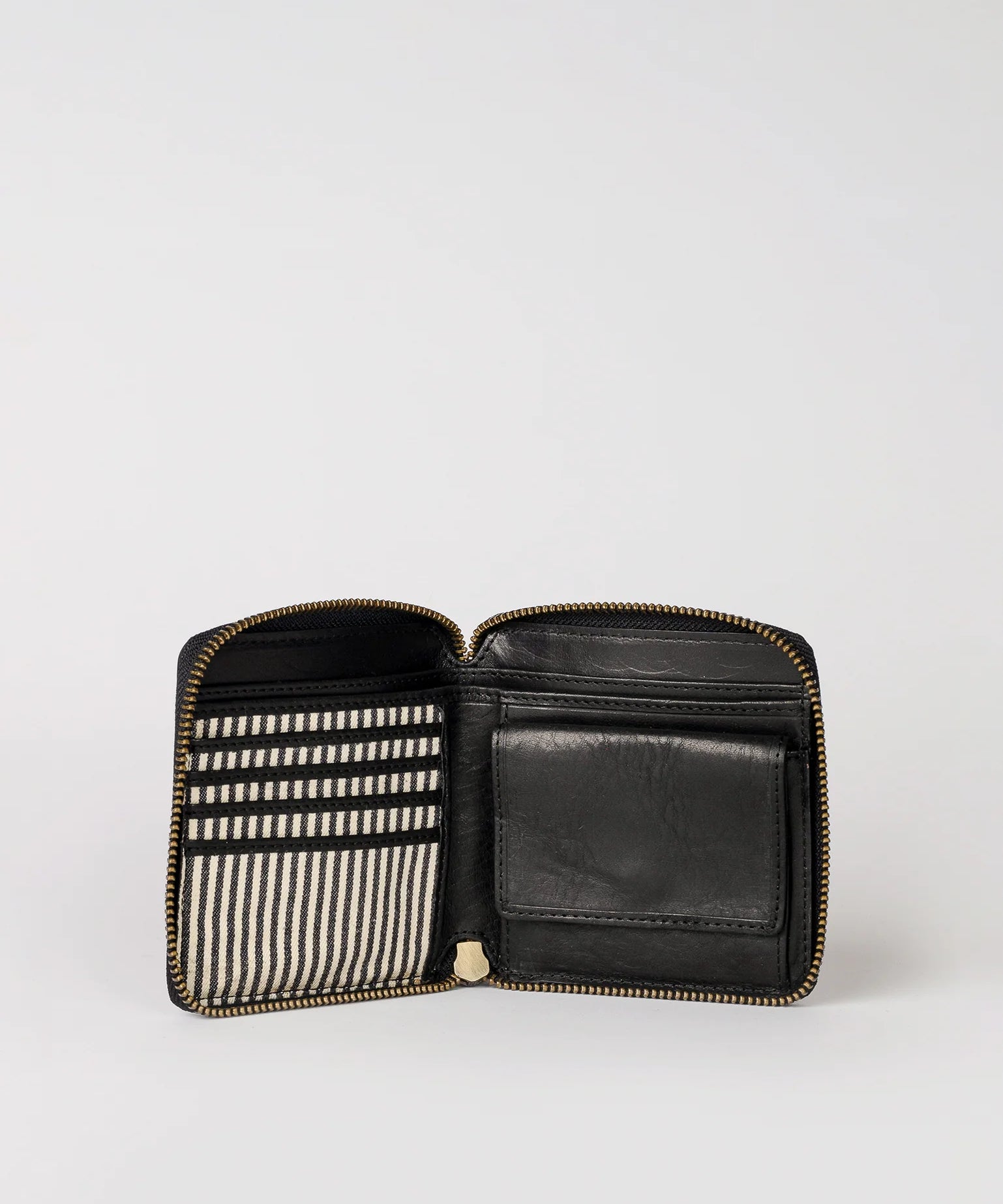 Sonny-Square-Wallet-Black-Stromboli-Leather-Inside.webp