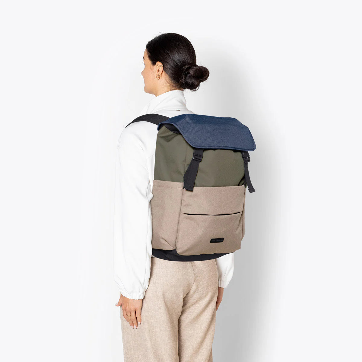 UA_Stellan-Backpack_Original-Series_Dark-Navy-Dark-Sand_14_c02799f3-97e0-4e0e-9875-10ec5617283b.webp