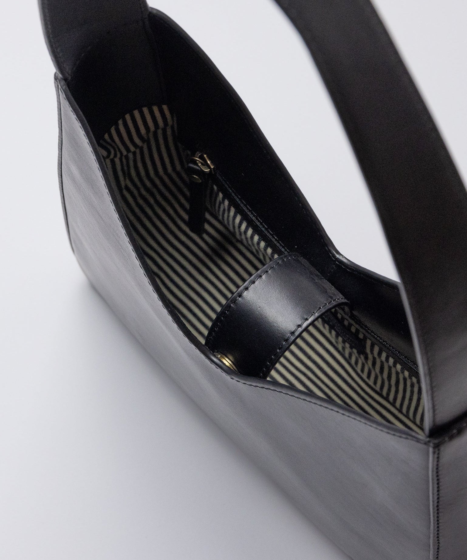 Vicky-Black-Classic_Leather-Inside.jpg