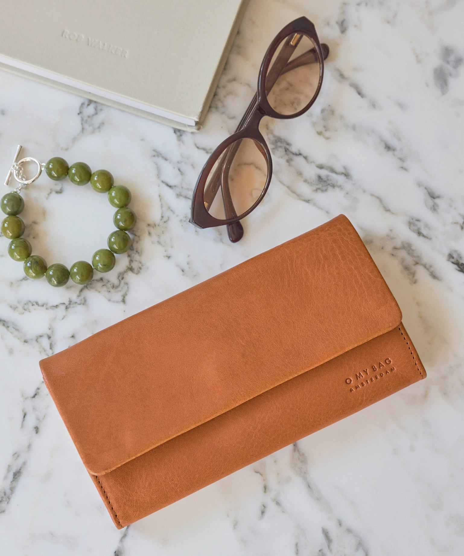 Wallet-Lifestyle-Pau-Pouch-Wild-Oak_1.webp