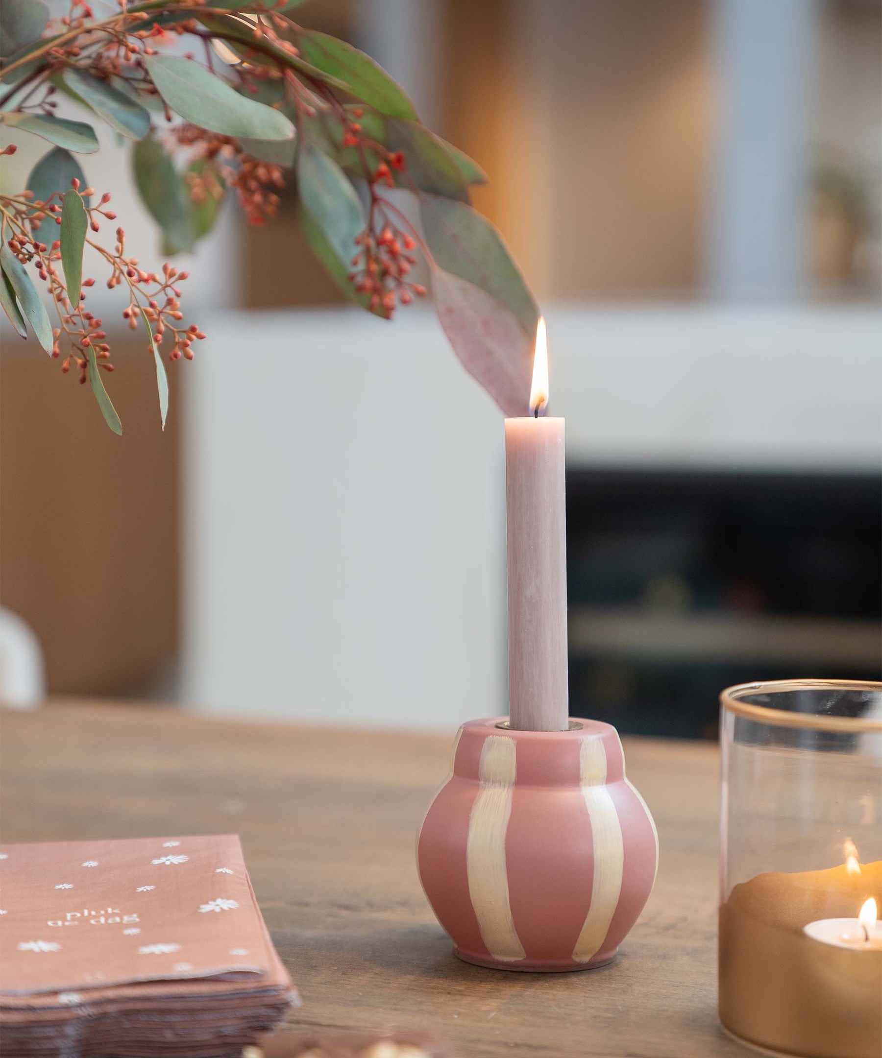 Zusss-Glazen-kandelaar-met-strepen-zand-poederroze-0502-141-3013-00-sfeer1.jpg