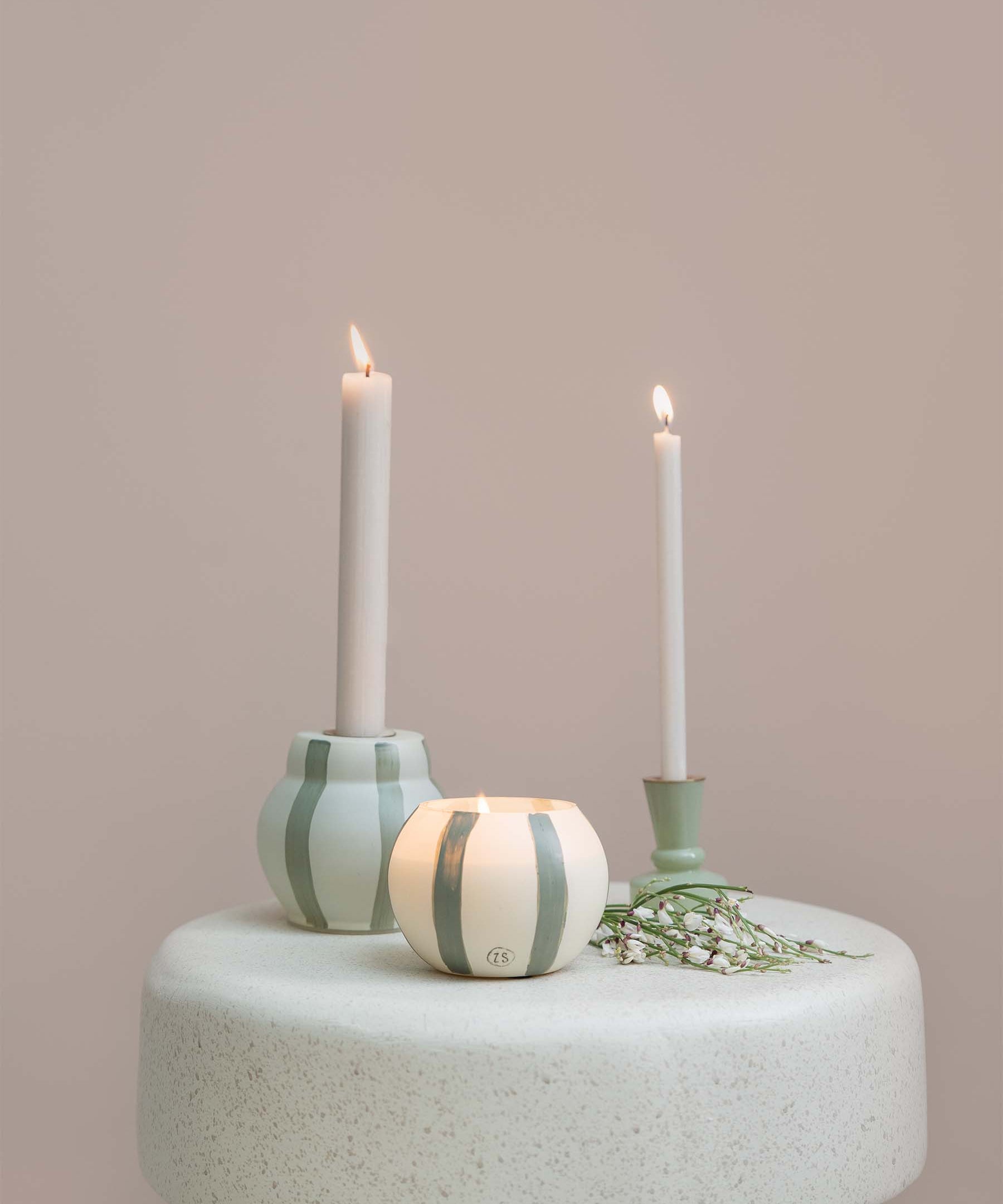 Zusss-Glazen-kandelaar-met-strepen-zand-saliegroen-0502-141-7048-00-sfeer1_9a12228e-e3c9-4736-b3c3-f14d92d0395f.jpg