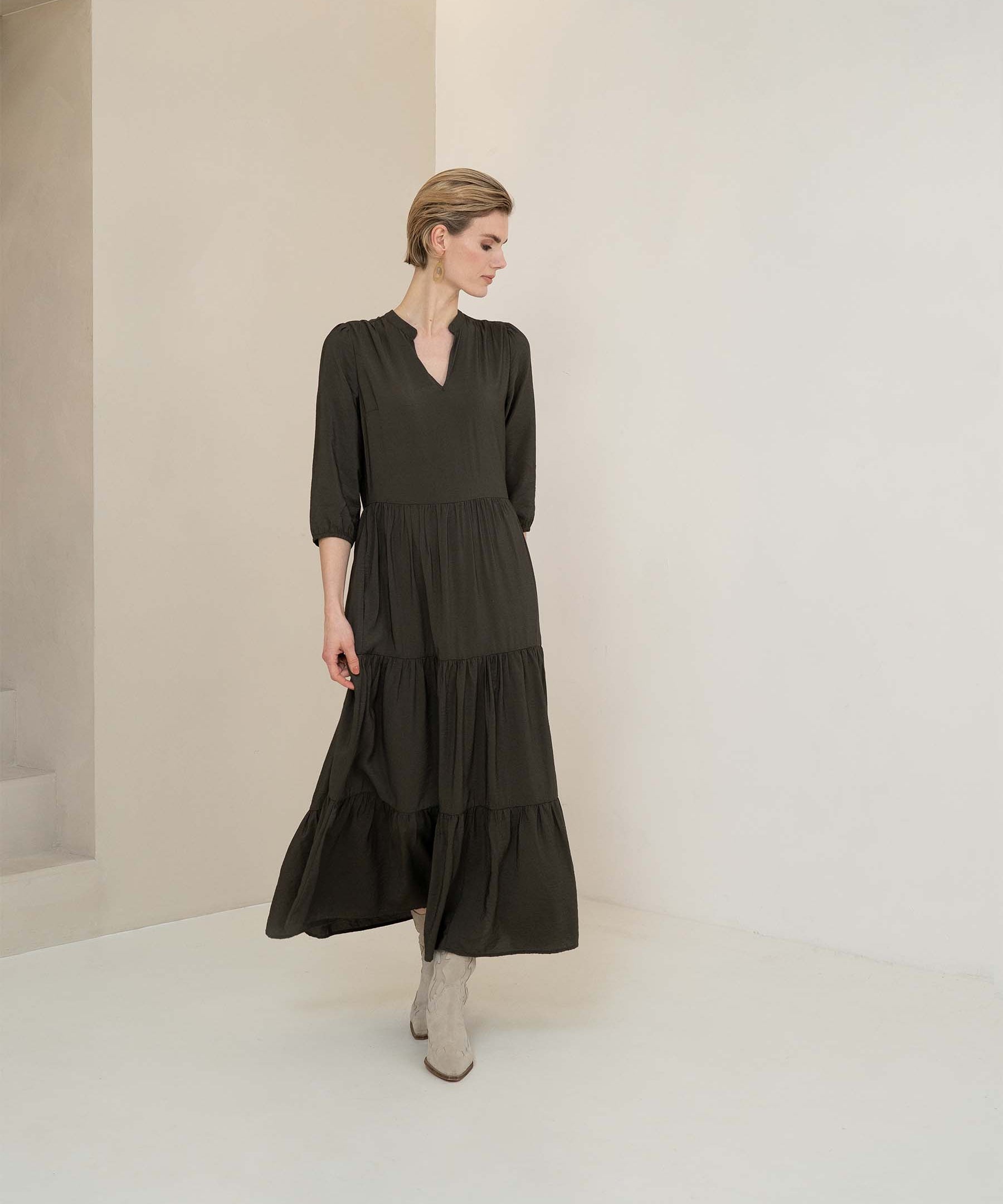 Zusss-maxi-jurk-antracietgrijs-0301-062-1002-sfeer1.jpg