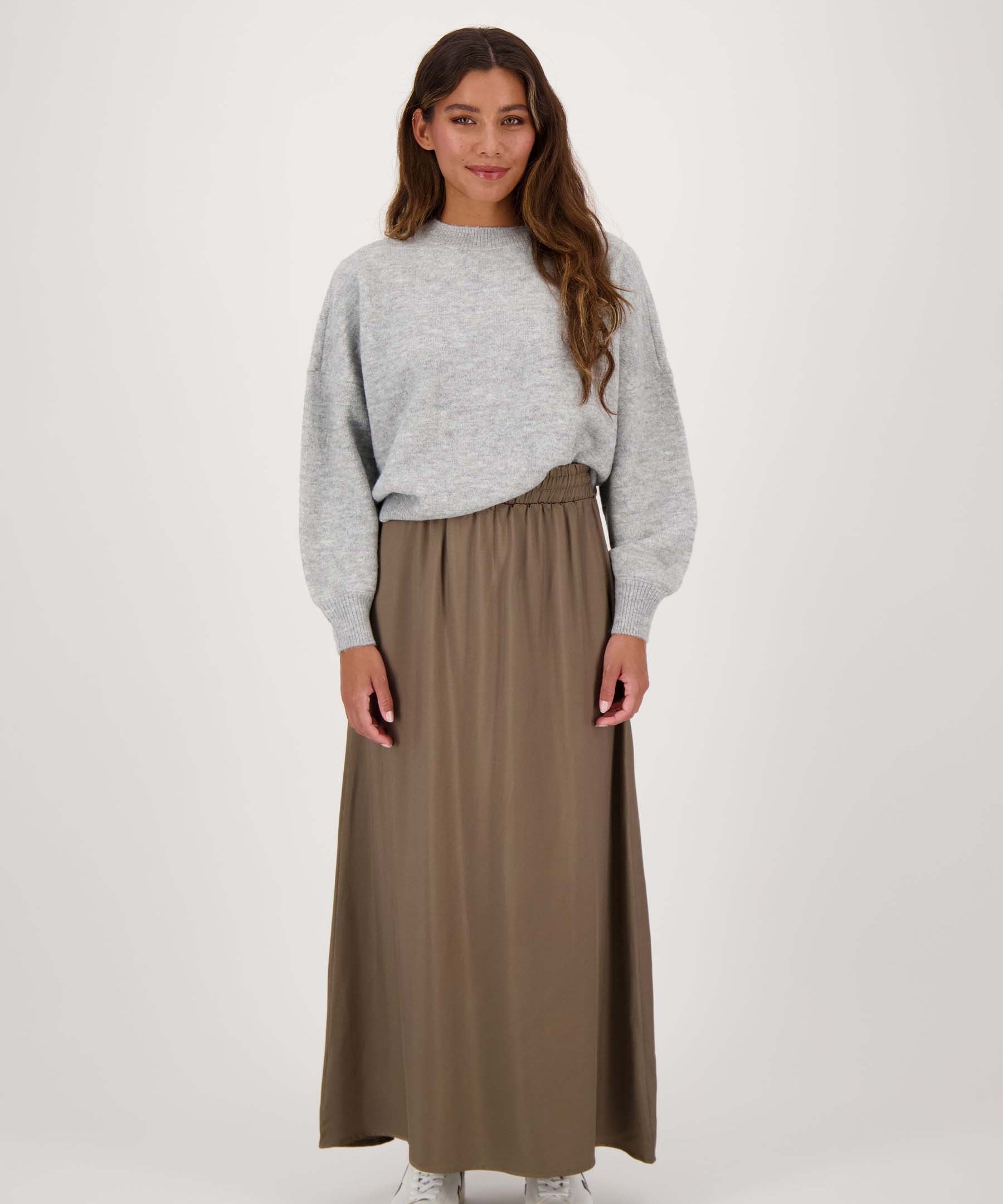 Zusss-satijnen-twill-rok-donkergroen-0302-020-4501-model1.jpg