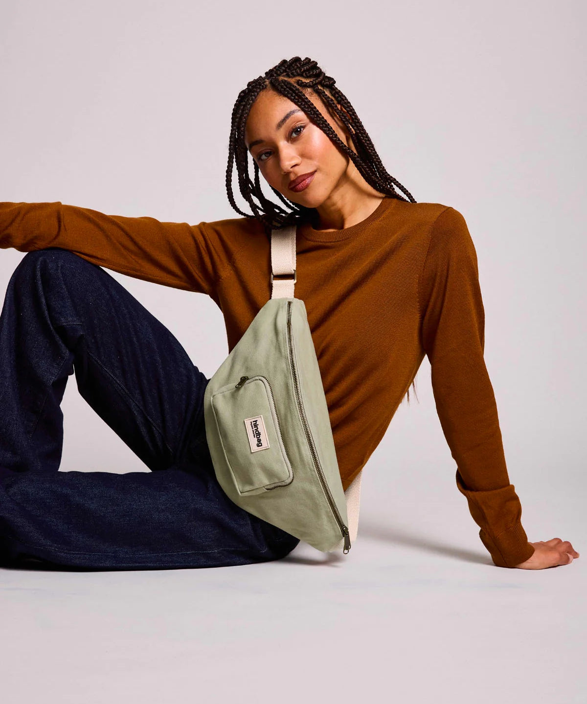 banane-sofia-vert-argile-04-hindbag_1296x_a1f6d7c5-4dd3-459b-a20d-d0f7fd88455f.webp