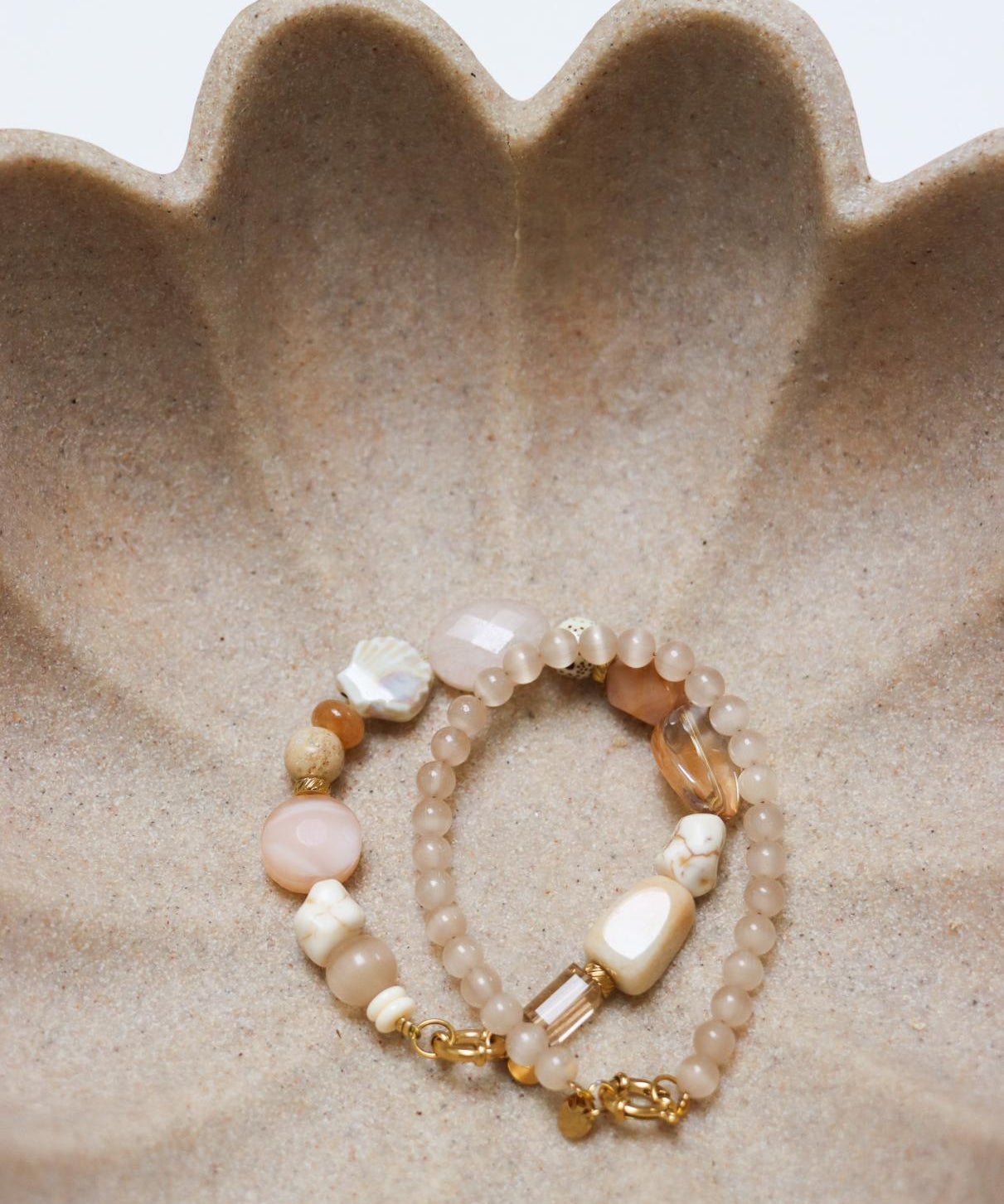 beige-cateye-armband-1.jpg
