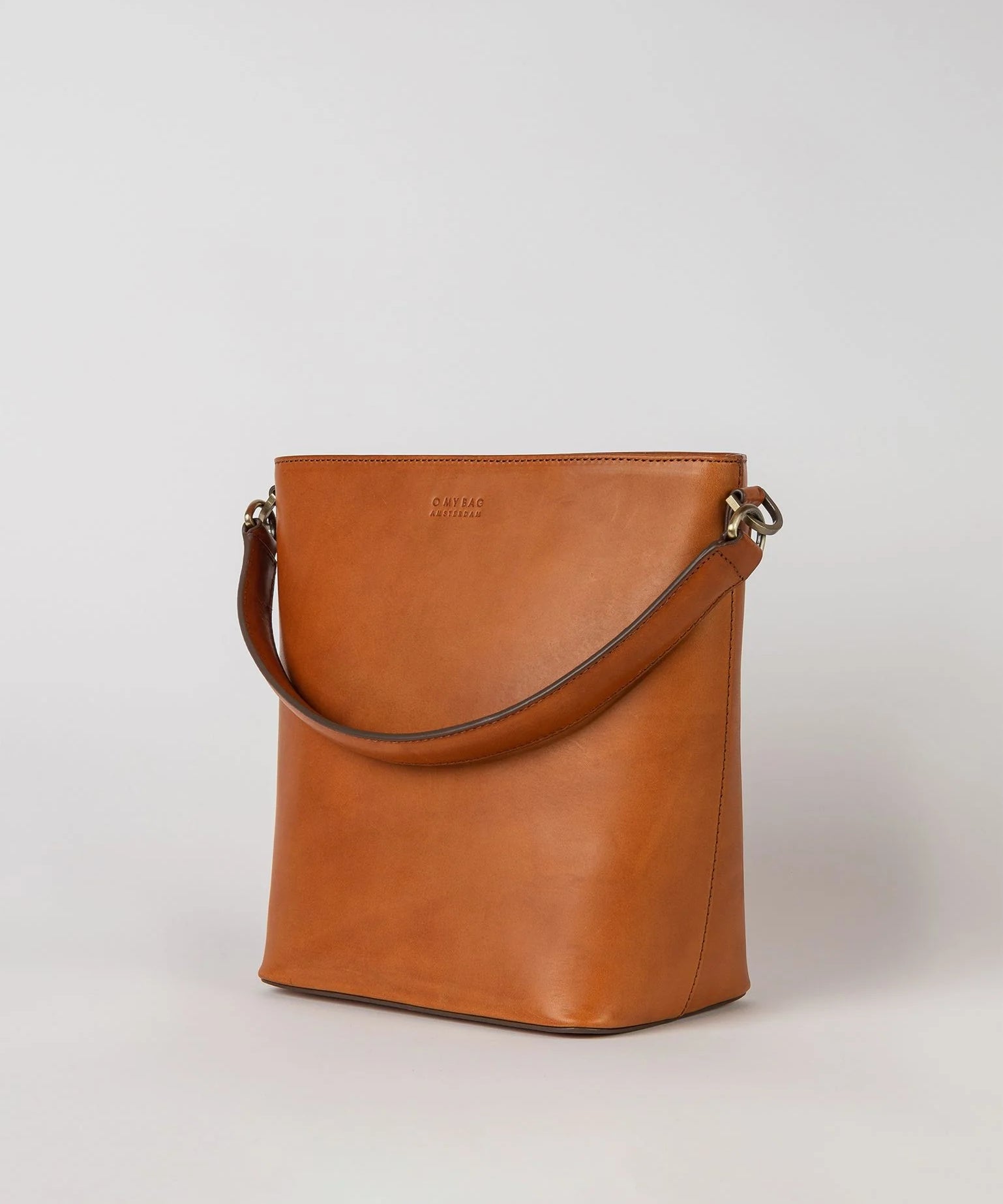 bobbibucketbag_maxi_cognac_side.webp