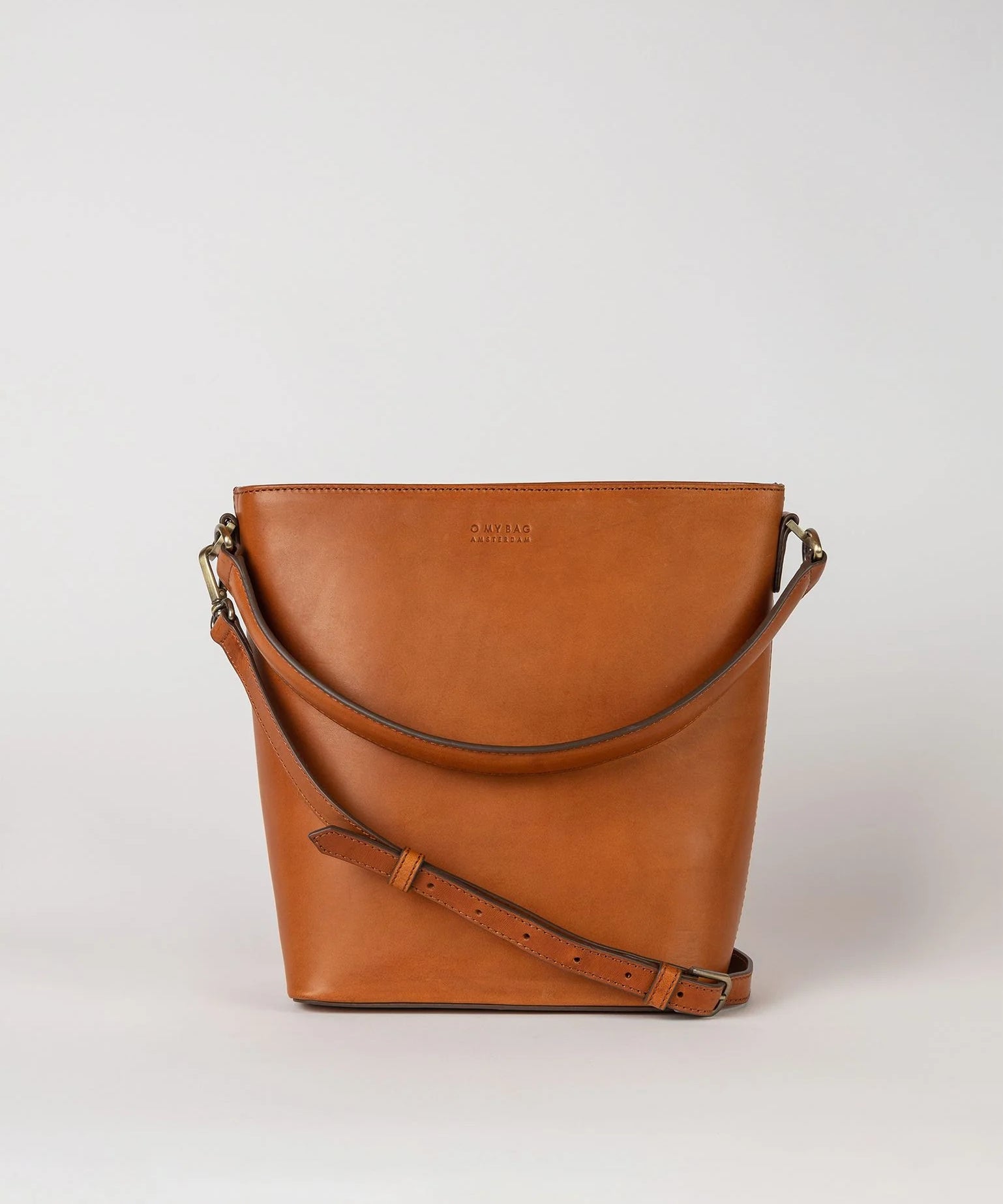 bobbibucketbag_maxi_cognac_strap_fotn.webp