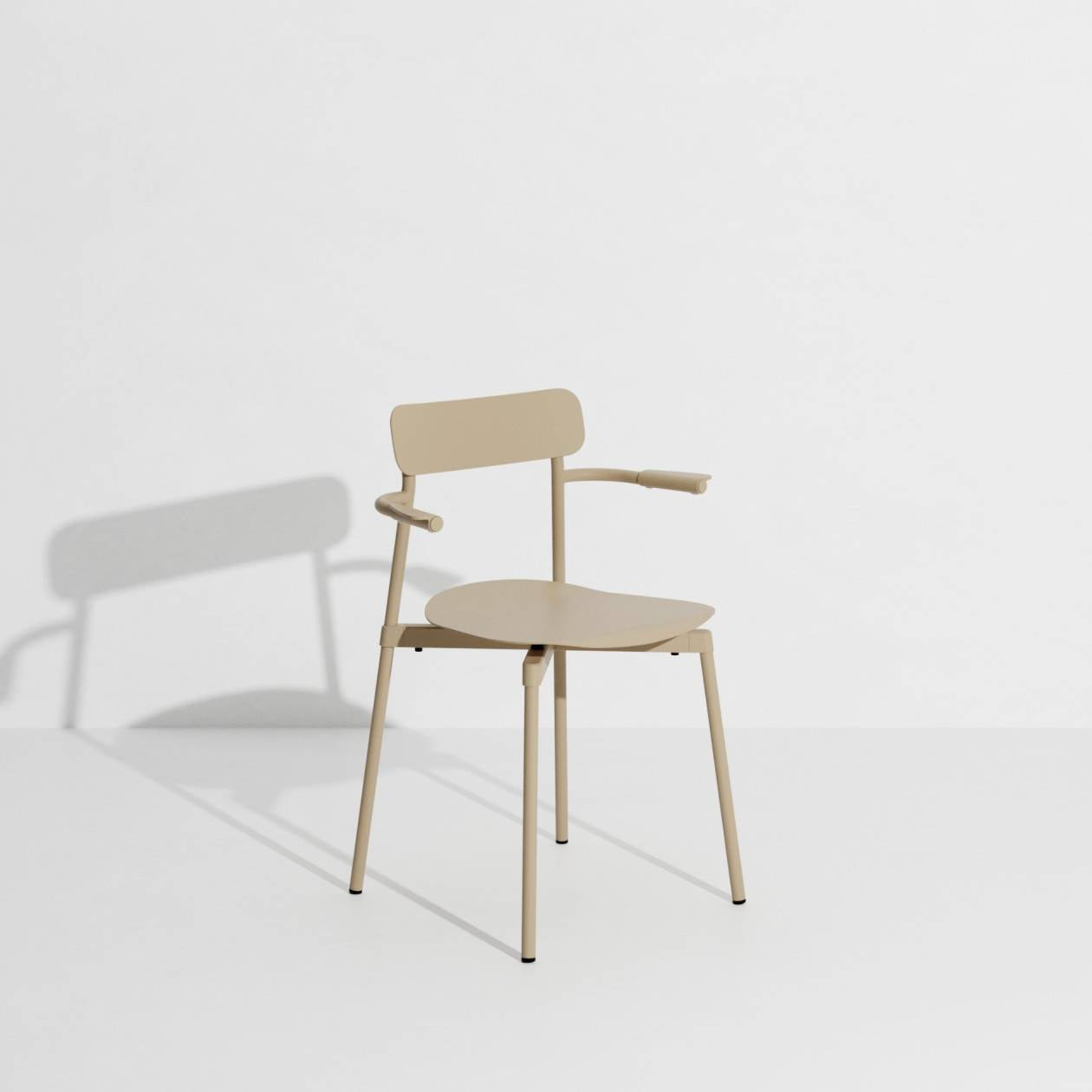 Fromme stoel met armleuning