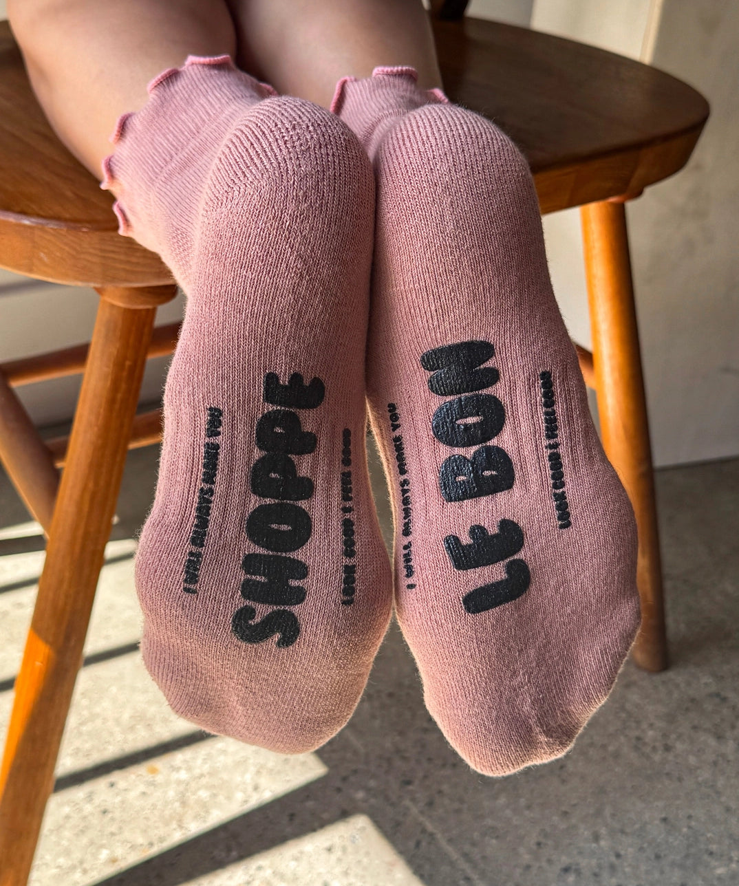 hugger-socks-lebonshoppe-vintagepink-feet.webp