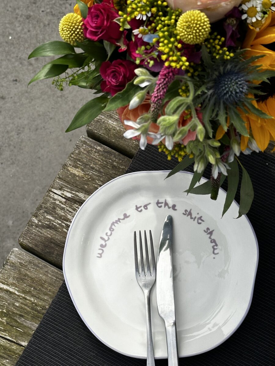 welcome to the shit show - slogan bord