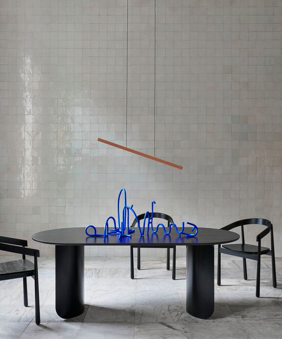 medium-Plateau_dining_table_oval_black_Homerun_dining_chair_black.jpg