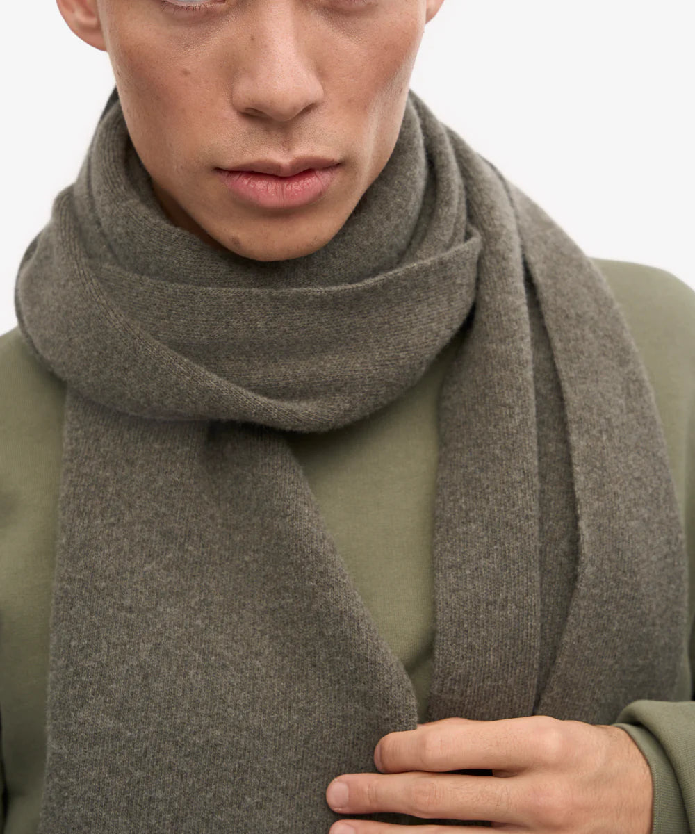 merino-wool-scarf-scarf-dusty-olive-male_5.webp