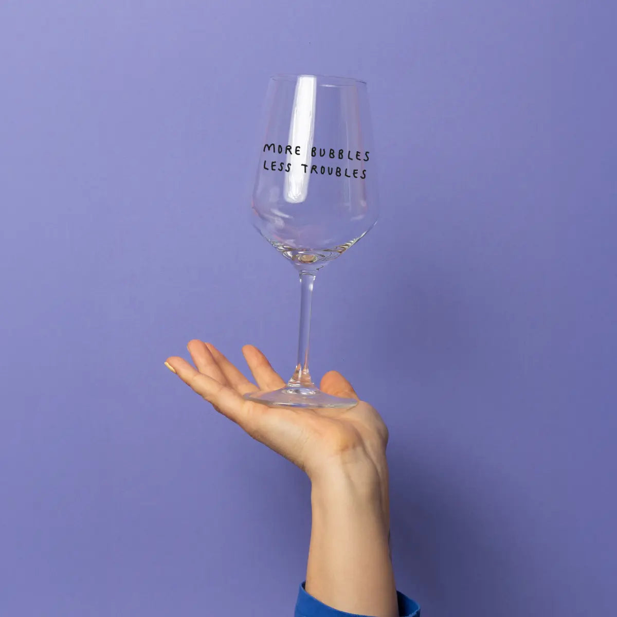 more-bubbles-less-troubles-weinglas-by-johanna-schwarzer-selekkt_3.webp