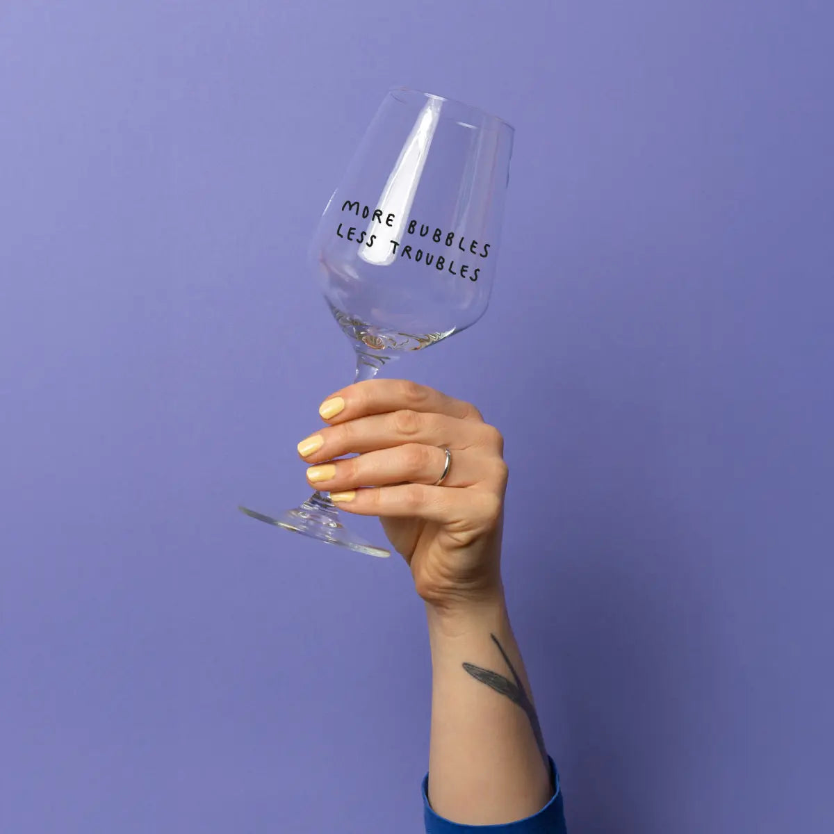 more-bubbles-less-troubles-weinglas-by-johanna-schwarzer-selekkt_4.webp