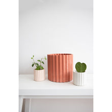 Afbeelding in Gallery-weergave laden, Mila large planter - Pomegranate
