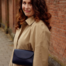 Afbeelding in Gallery-weergave laden, Sanne belt bag - Navy vegan uppeal™
