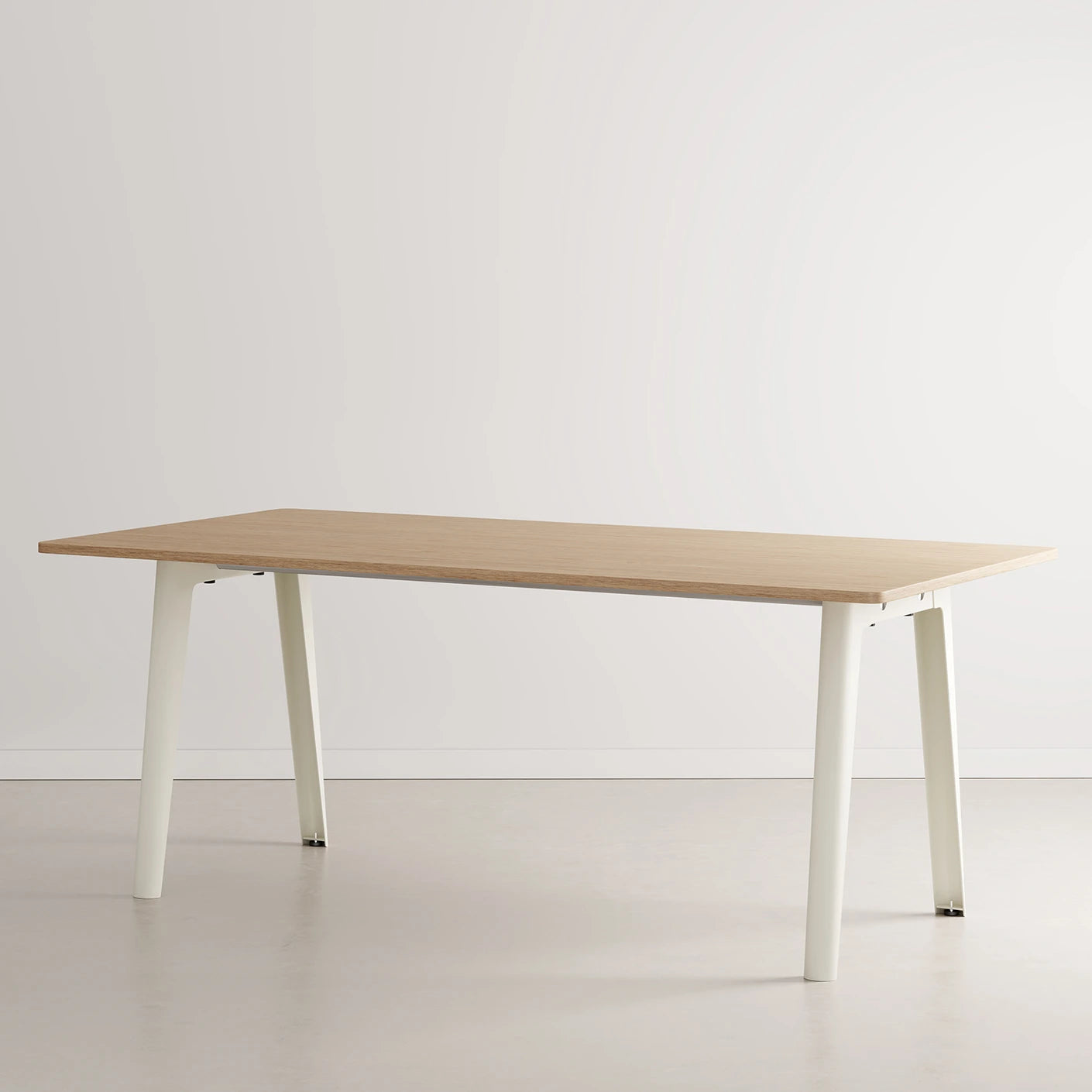 New modern eettafel