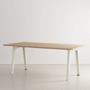 New modern eettafel