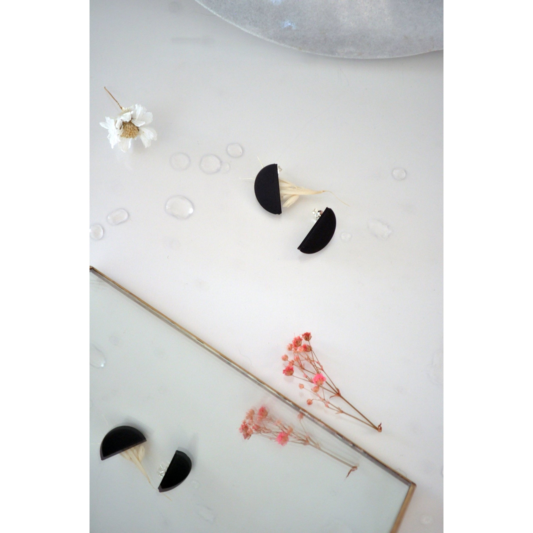 Oorbel mini C - zwart