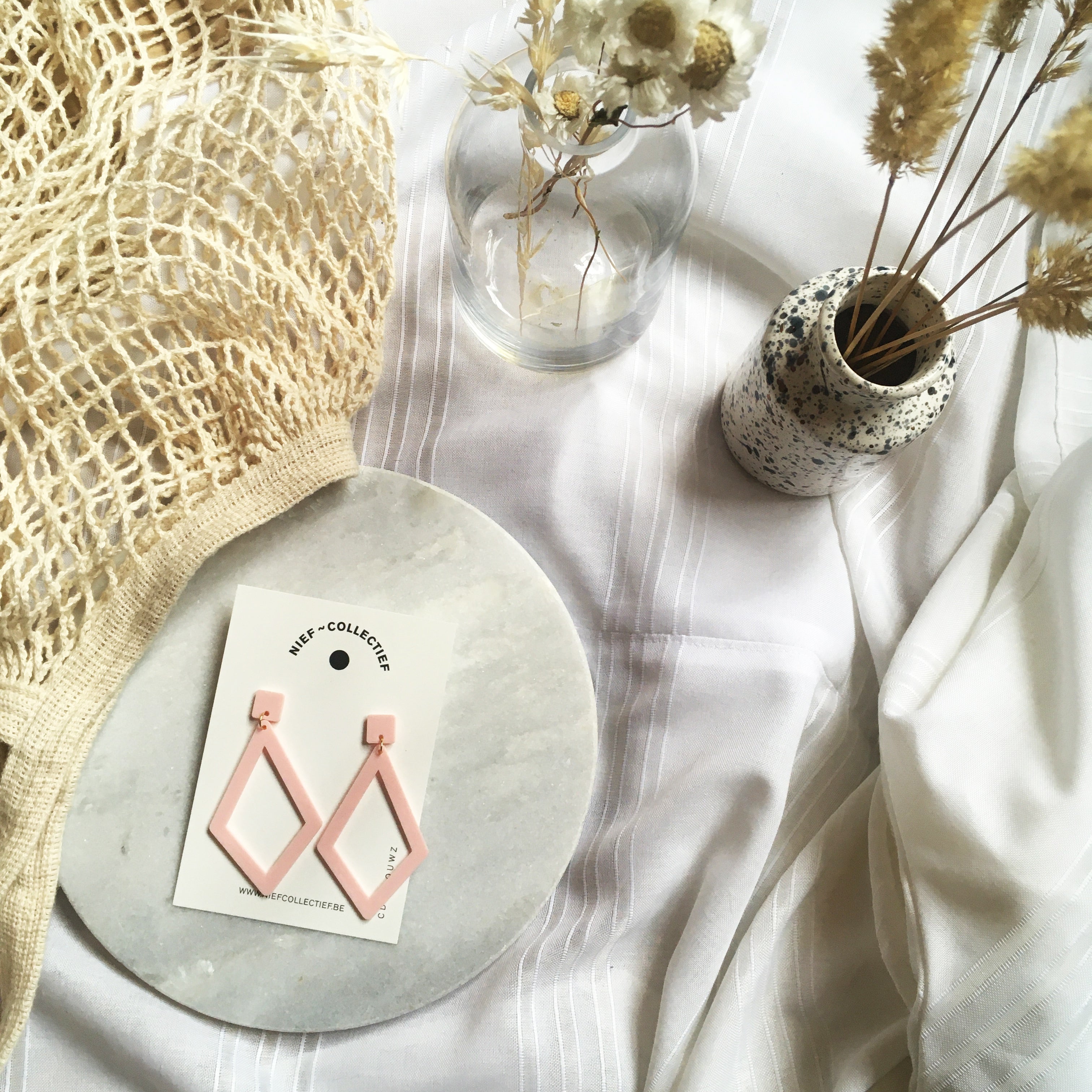 Oorbel double V - pastel roze