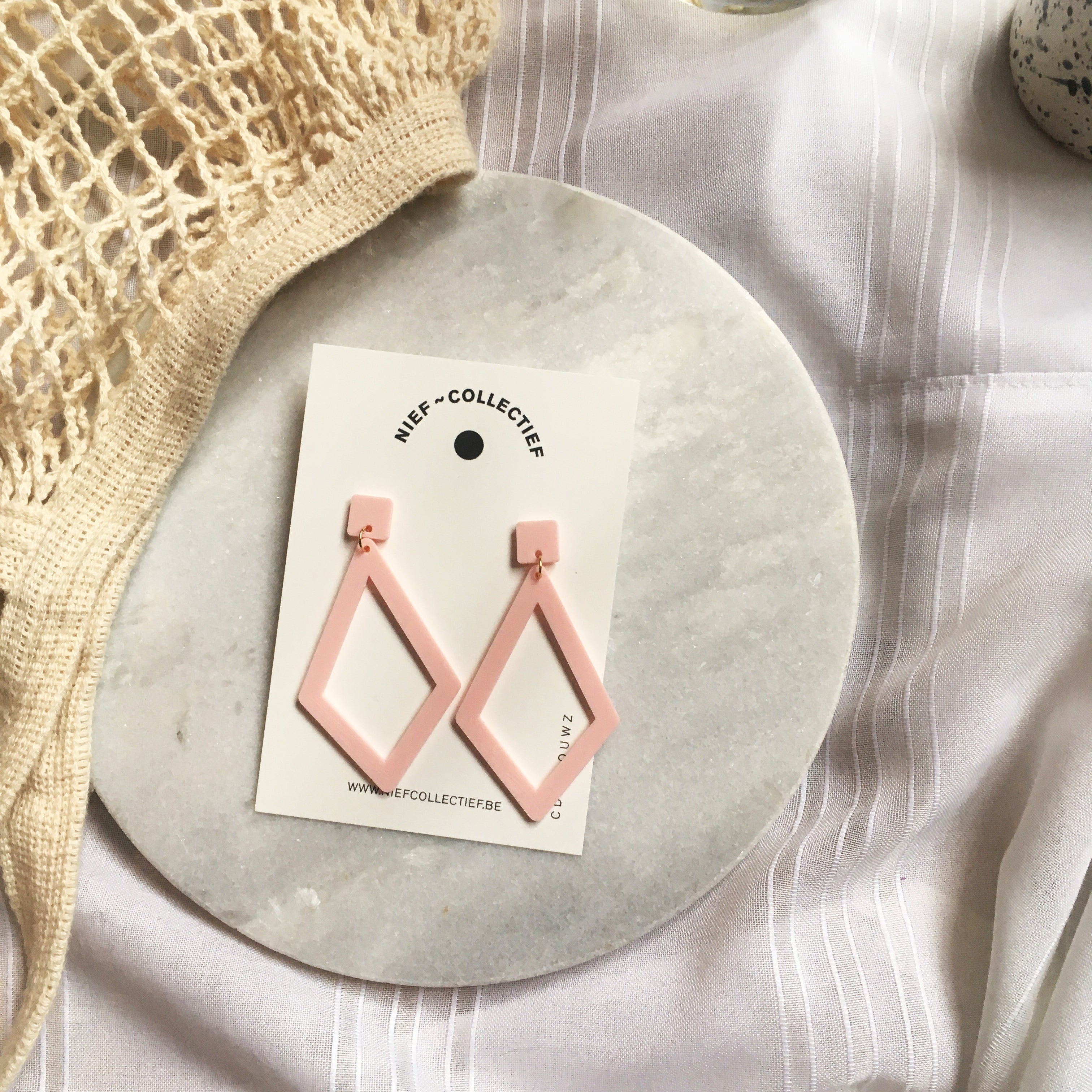 Oorbel double V - pastel roze