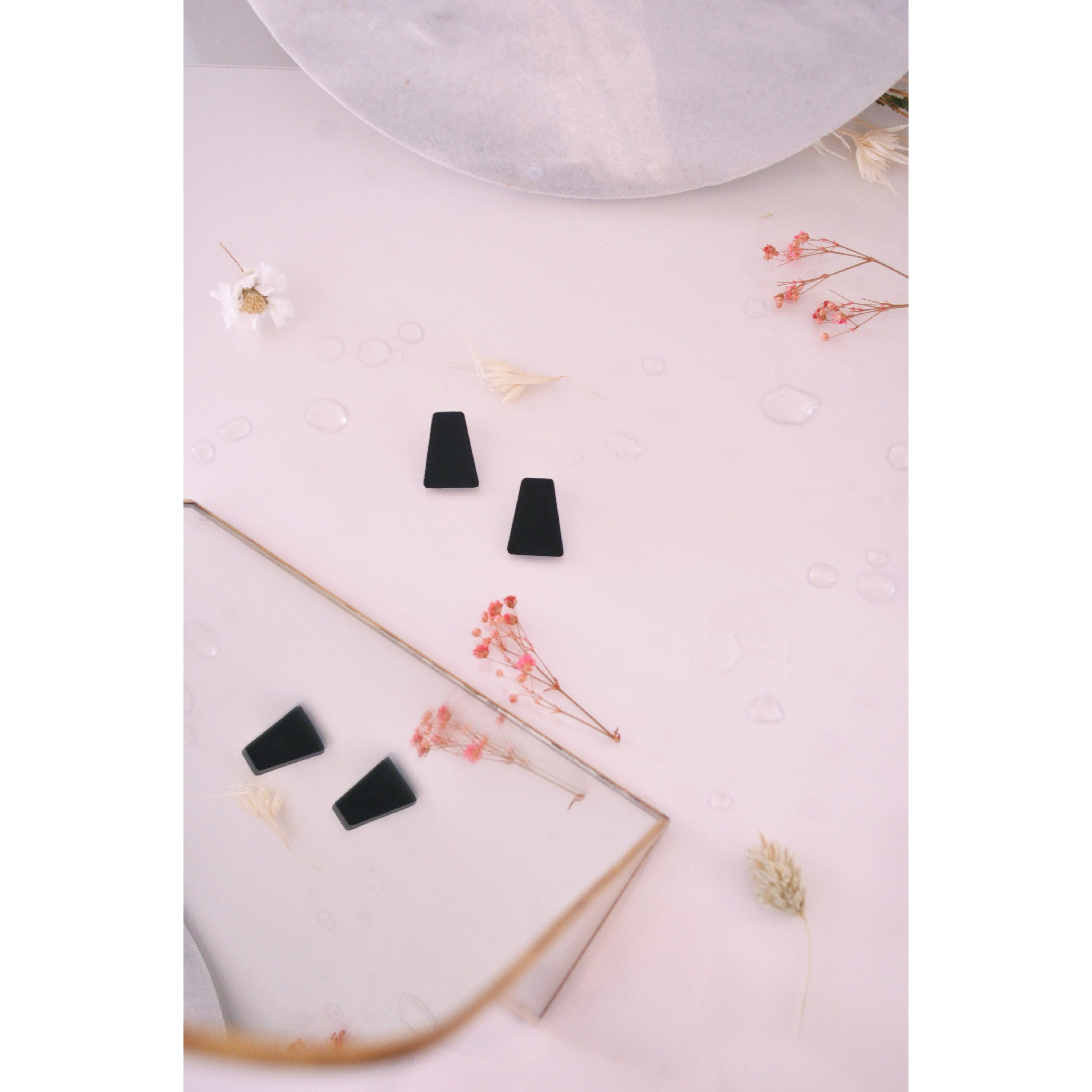 Oorbel mini A - zwart