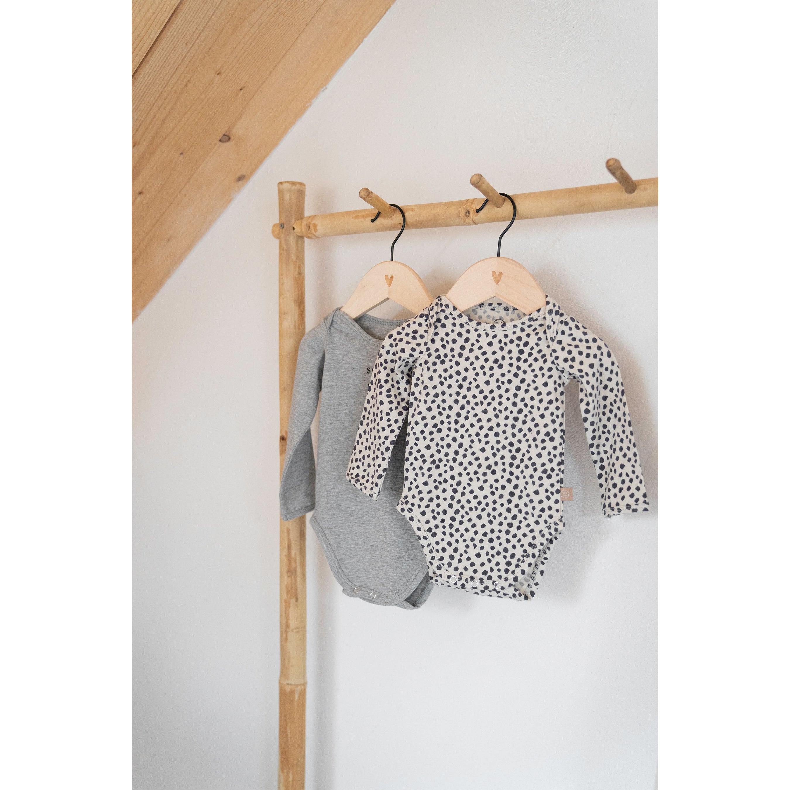 Houten kleerhanger met hartje
