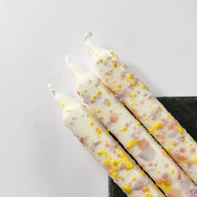 Afbeelding in Gallery-weergave laden, Dip dye kaars - Hagelslag confetti
